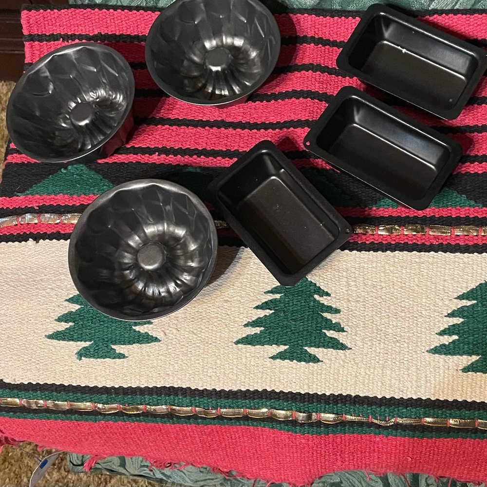 Mini cake pans! In great condition!!  6 total
